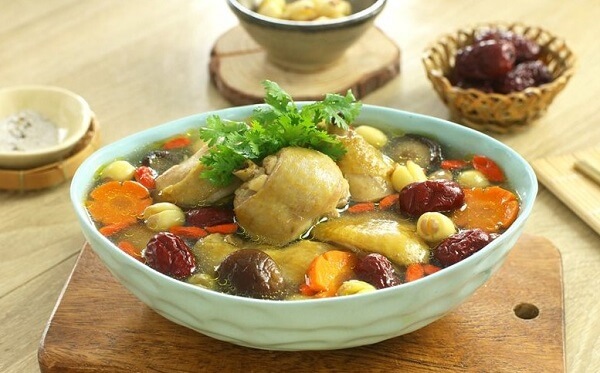 Canh gà hầm hạt sen