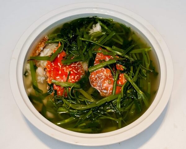 Canh ghẹ nấu rau muống