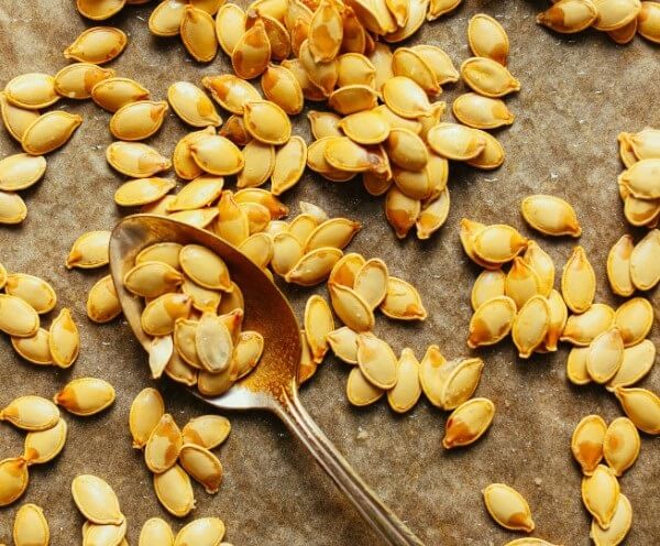 Ăn nhiều hạt bí có thể gây đầy bụng, khó tiêu