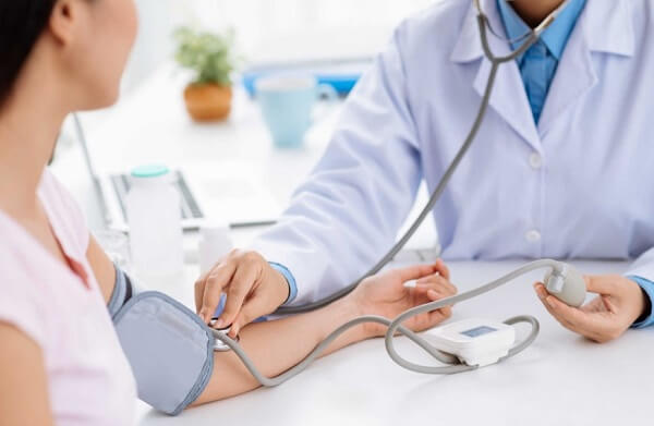 Đo huyết áp thường xuyên là một biện pháp phát hiện bệnh thận