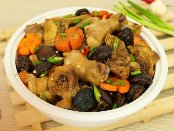Gà xào nấm hương