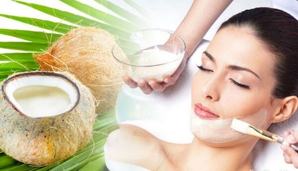 Nước dừa giúp da giữ ẩm và giảm thiểu mụn trứng cá