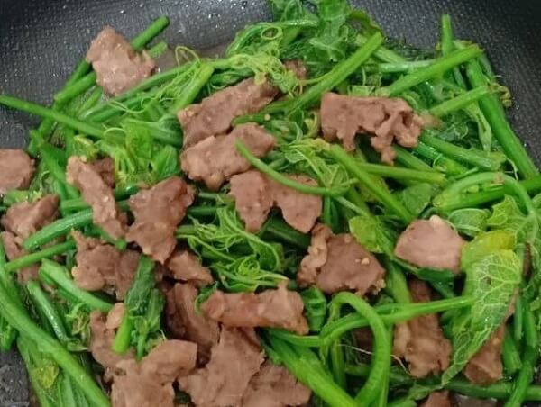 Ngọn su su xào thịt bò