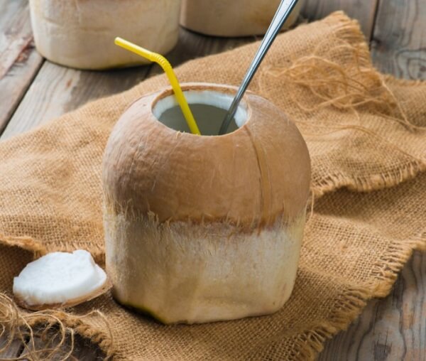 Không lạm dụng nước dừa để tránh các tác dụng không mong muốn