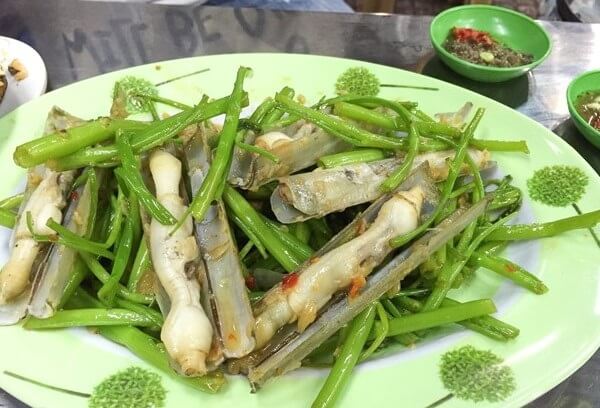 Ốc móng tay xào rau muống