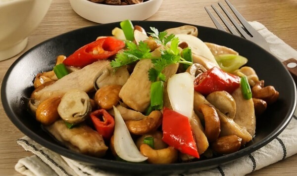 Thịt gà xào nấm rơm
