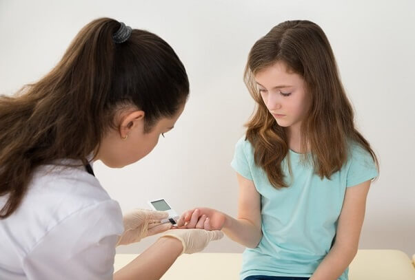 Trẻ em có thể xuất hiện một số triệu chứng khác với người lớn