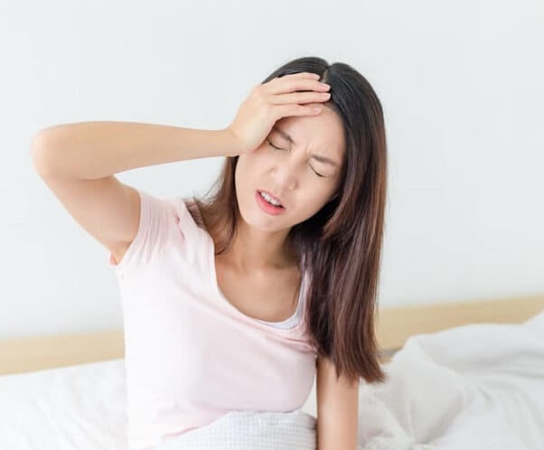 Dùng nghệ quá liều gây nhức đầu