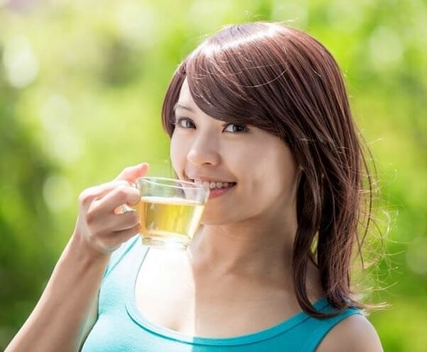 Bạn nên uống trà vào buổi sáng