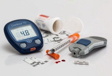 Có được dùng chung thiết bị đo glucose huyết với người thân không?