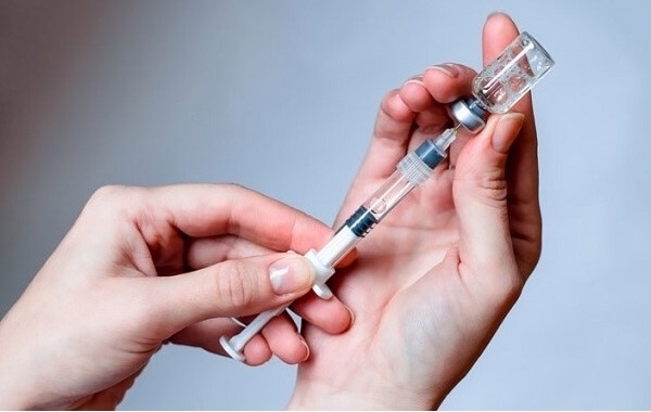 Tiêm insulin bằng bơm tiêm y tế